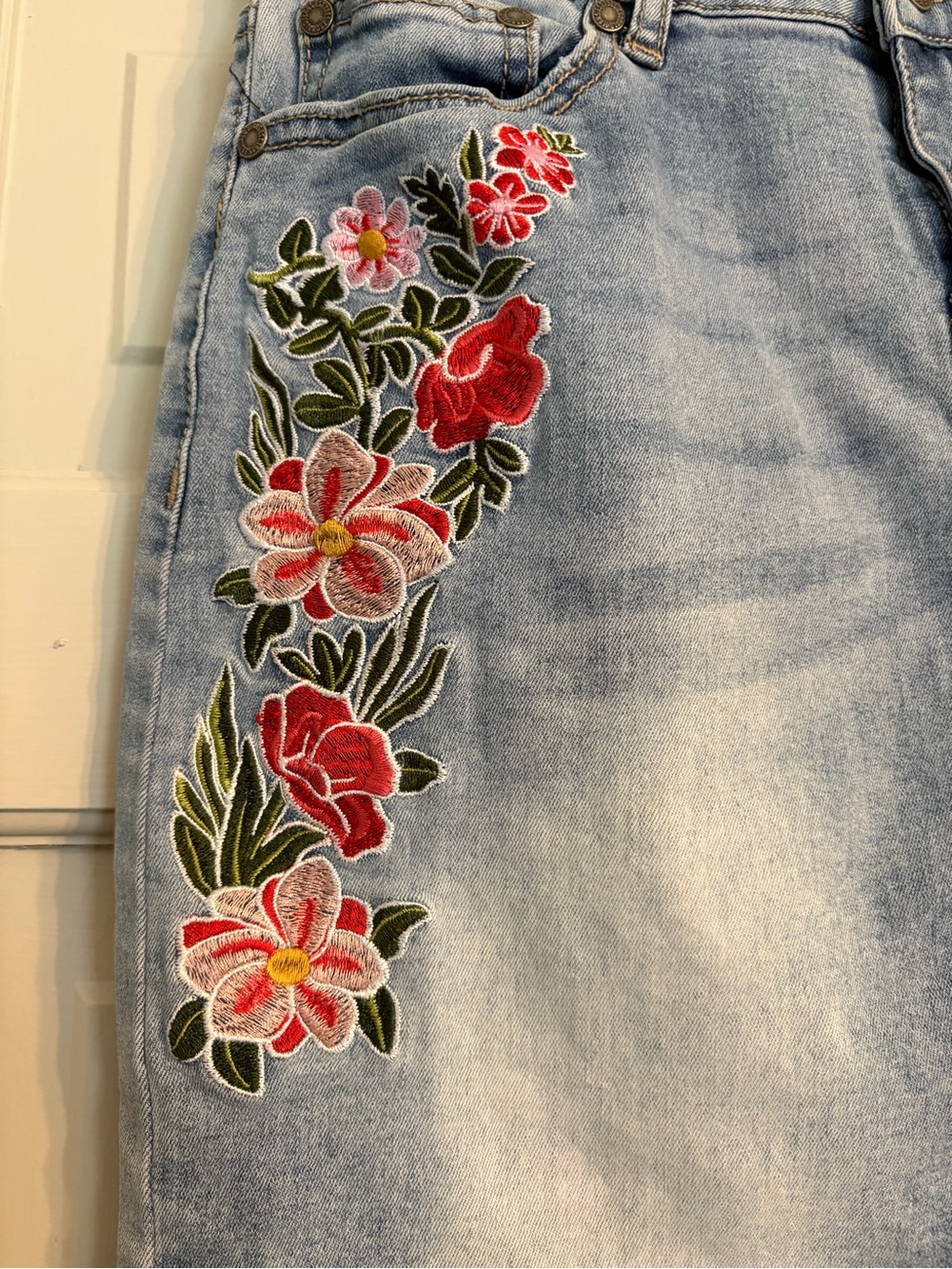 ESQUALO Size 6 Light Blue Denim Skirt with Embroidered Red Floral Accents - Picture 3 of 7